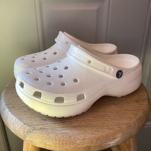 CROCS Shoes - Women’s White Platform Crocs Classic Clog Shoes Size 9